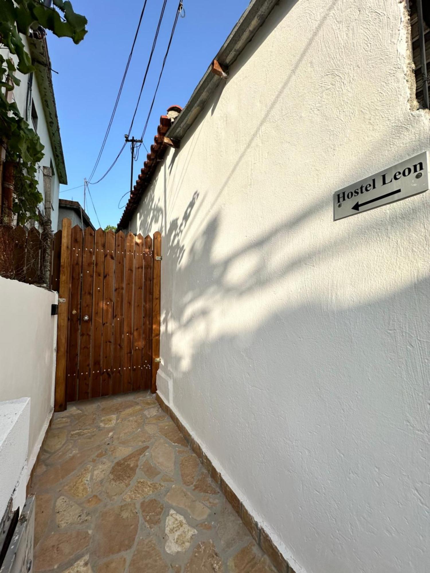 Hostel Leon Berat Exterior photo