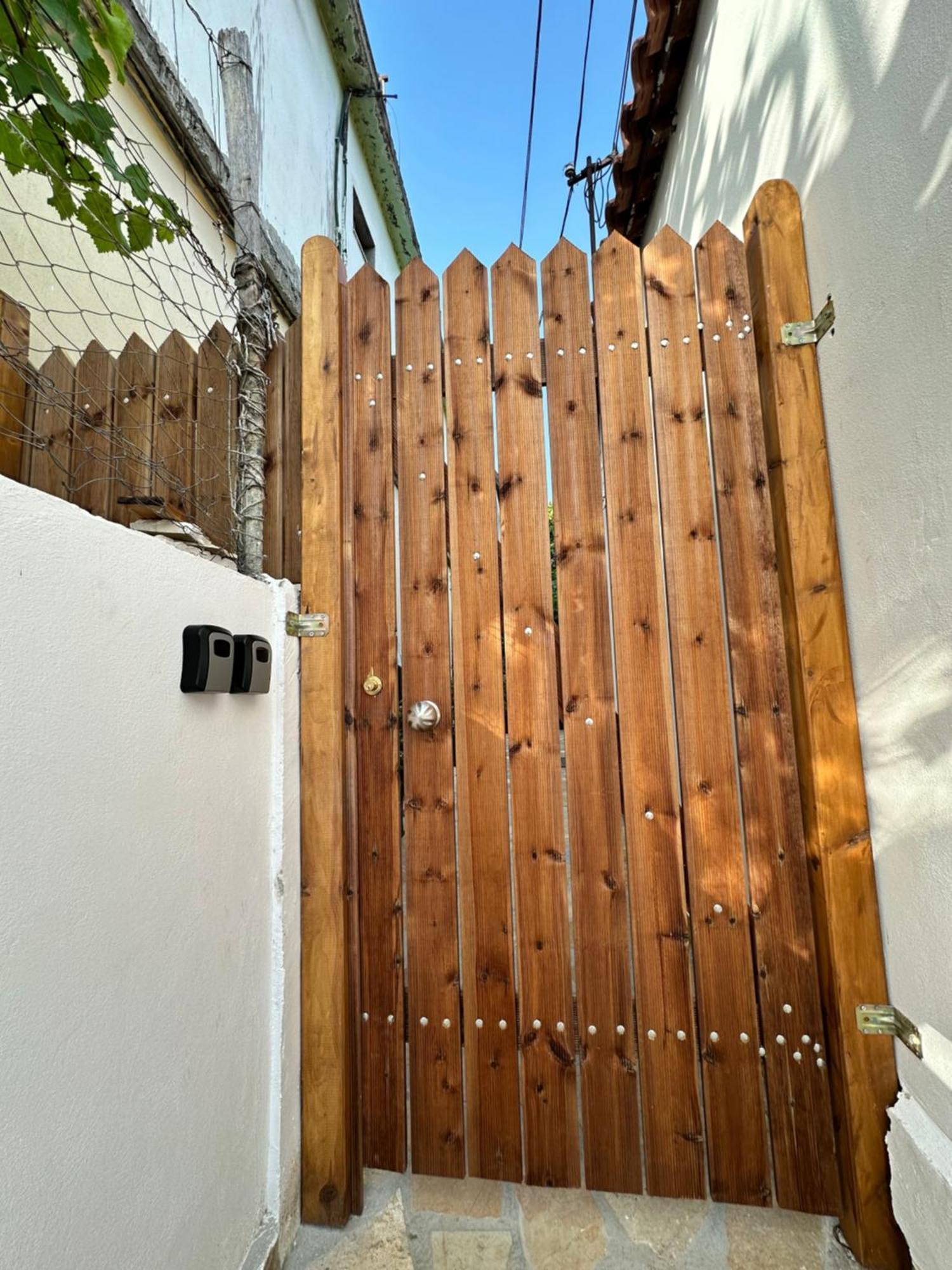 Hostel Leon Berat Exterior photo