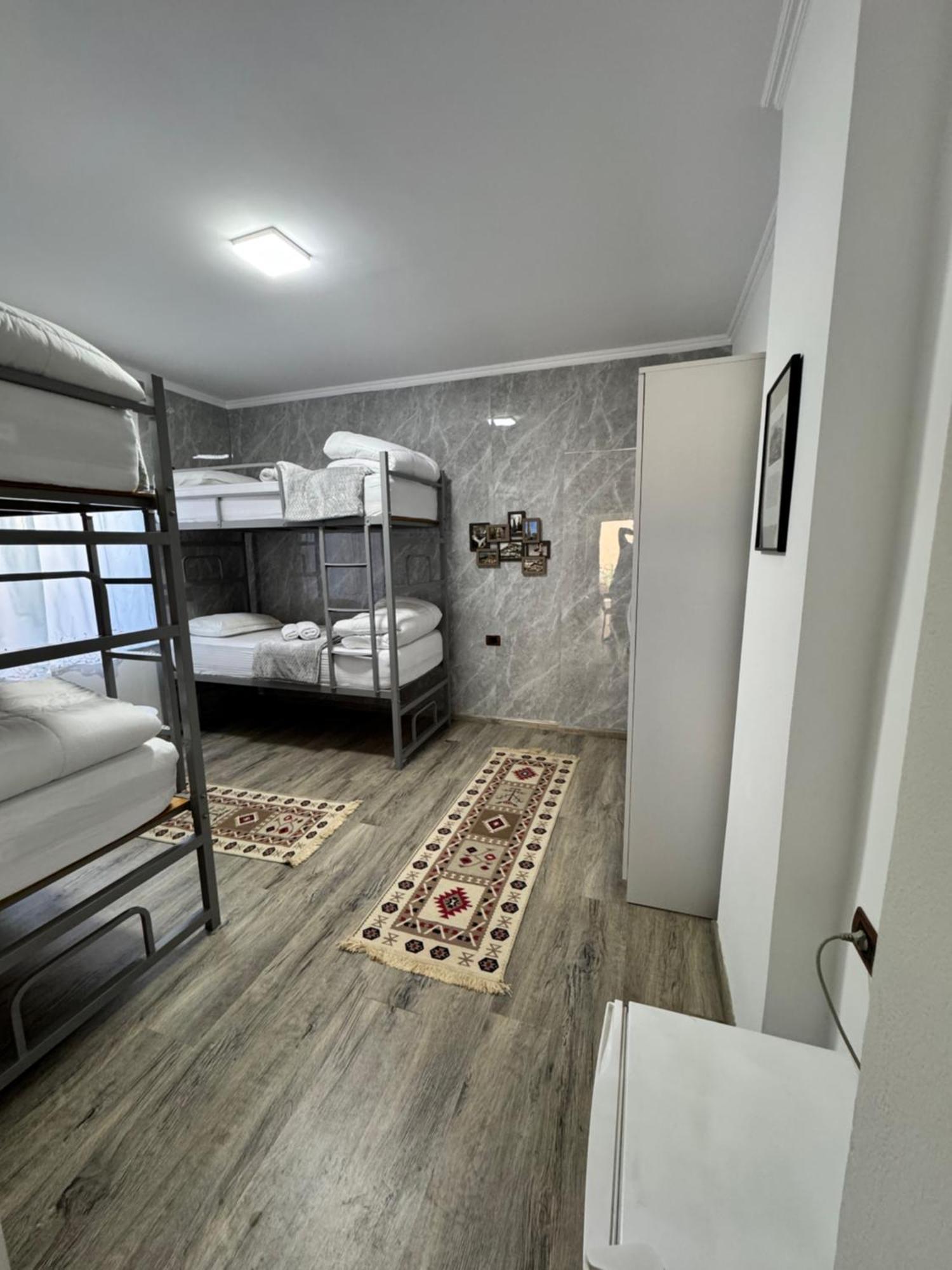 Hostel Leon Berat Exterior photo
